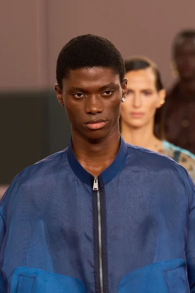 Look 180